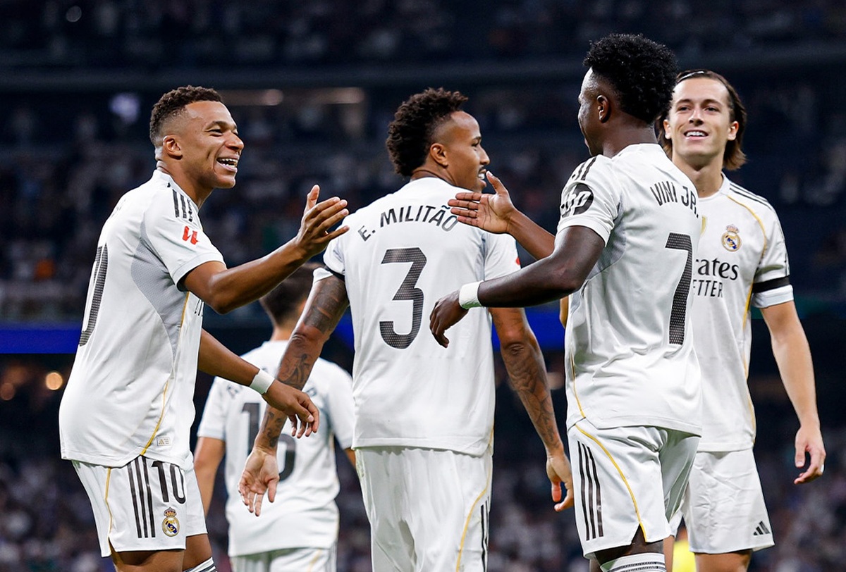 skuad real madrid saat selebrasi gol