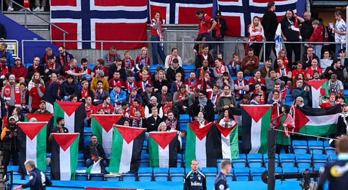 supporter timnas norwegia dukung palestina saat laga kontra israel di kualifikasi piala dunia 2026