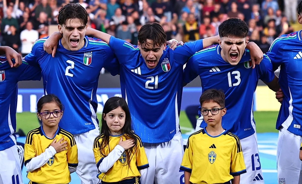 timnas italia saat menyanyikan lagu kebangsaan