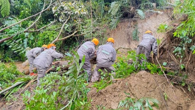 Personel buka akses jalan penghubung Kota Sibolga-Kota Padangsidimpuan yang terputus akibat longsor._HOLOPIS.
