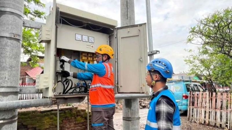 Petugas PLN perbaiki sistem kelistrikan pasca banjir besar di Bima, NTB._HOLOPIS