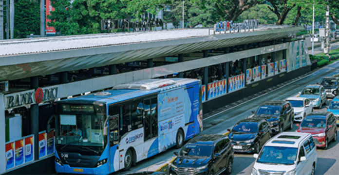 Bus Transjakarta di lalu lintas Jakarta - Holopis