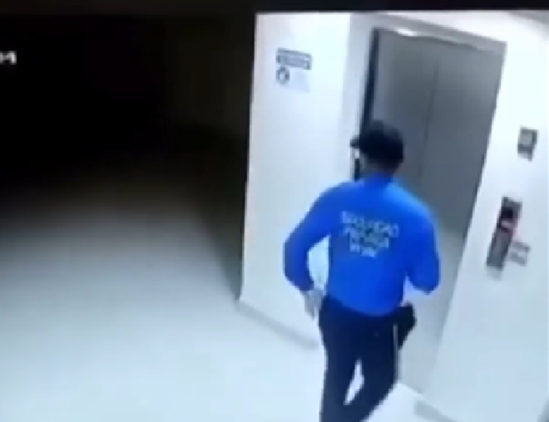 CCTV Rekam Satpam Bicara dengan Makhluk Halus - Holopis