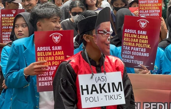 Demo Aliansi Peduli Mahkamah Konstitusi di MK - Holopis