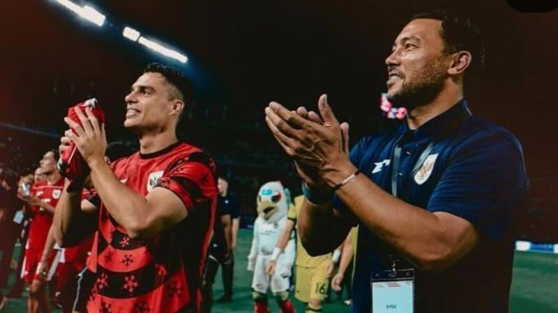 Denny Landzaat Dipercaya Jadi Asisten Pelatih Sementara Ajax, Nasibnya Bergantung Pelatih Baru 1 Mantan Asisten Pelatih Timnas Indonesia, Denny Landzaat._HOLOPIS