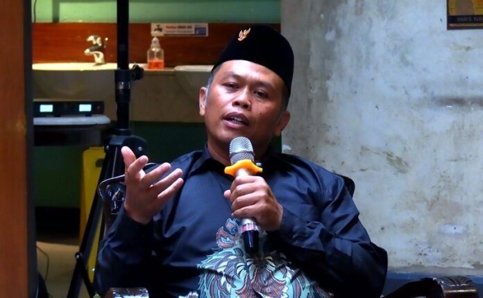 Direktur eksekutif Rumah Politik Indonesia Fernando Emas - Holopis