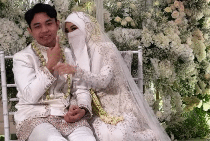Fiki Naki dan Tinandrose Holopis.com
