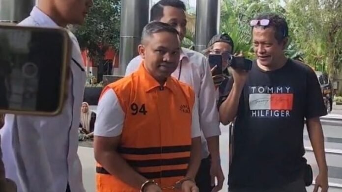 Gubernur Riau Pakai Rompi Tahanan KPK - Holopis