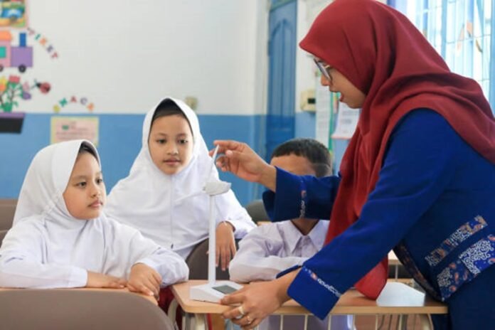 The teacher teaches the concept of windmills in class to students