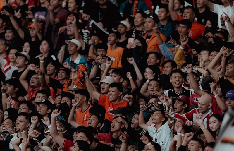 Jakmania saat mendukung Persija Jakarta kontra PSIM Yogyakarta di SUGBK - Holopis