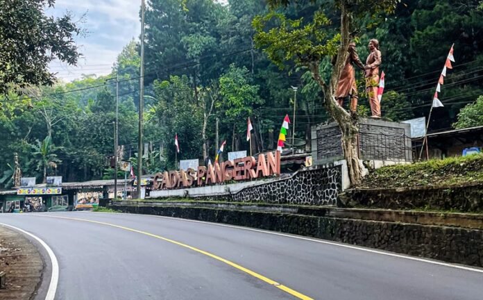 Jalan Cadas Pangeran, Sumedang yang penuh misteri - Holopis