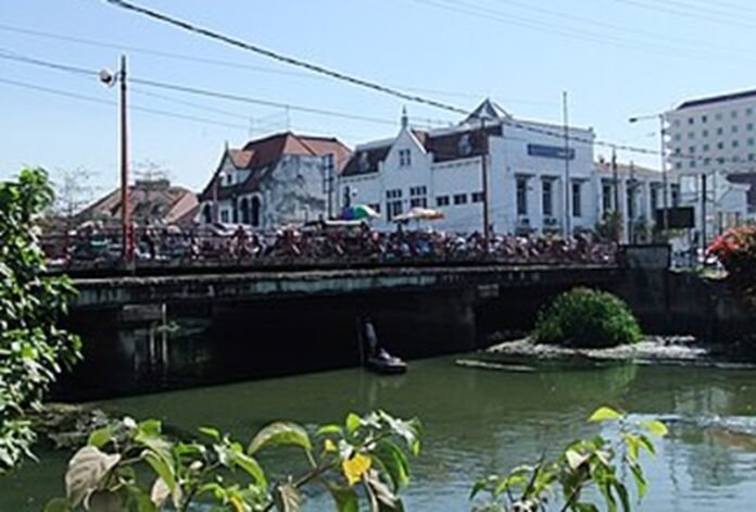 Jembatan Merah Surabaya Holopis