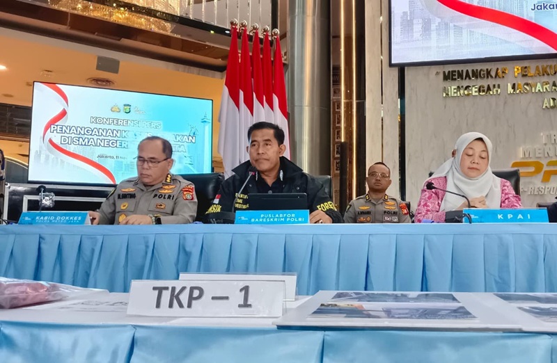 Kabid Dokkes Polda Metro Jaya Kombes Martinus Ginting (Kiri) Holopis