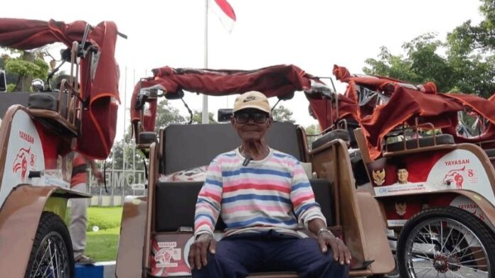 Kakek 89 Tahun Dapat Becak Listrik - Holopis