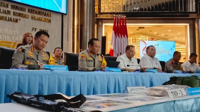 Kapolda Metro Jaya Irjen Pol Asep Edi Suheri (kedua dari kiri) Holopis