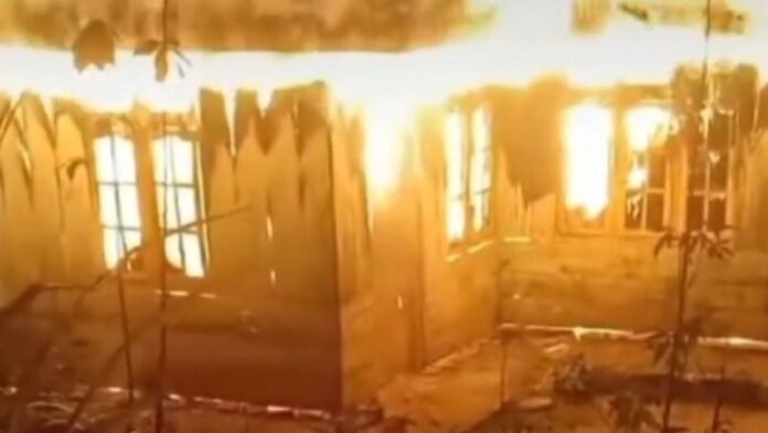 Kebakaran rumah di Desa Rende Noa - Holopis