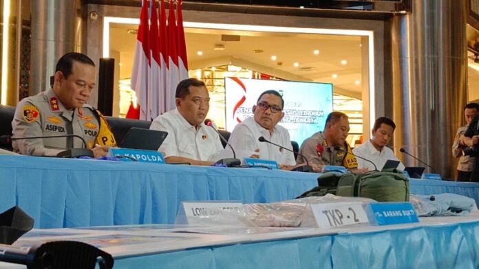 Kedua dari Kiri Direskrimum Polda Metro Jaya Komisaris Besar Polisi Iman Imanuddin Holopis