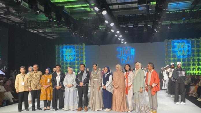 Mendag Busan dalam acara pembukaan JMFW 2026 - Holopis Mendag Busan dalam acara pembukaan JMFW 2026 - Holopis