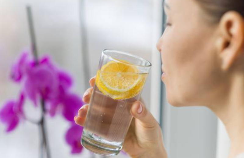 Minum air lemon