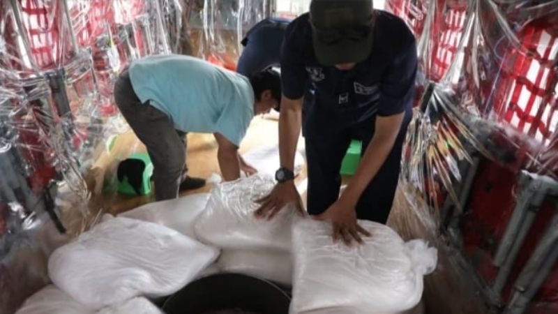 Pemprov DKI melalui BPBD melakukan Operasi Modifikasi Cuaca (OMC)._HOLOPIS