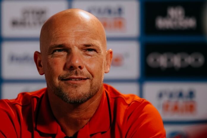 Pelatih Bali United, Johnny Jansen - Holopis