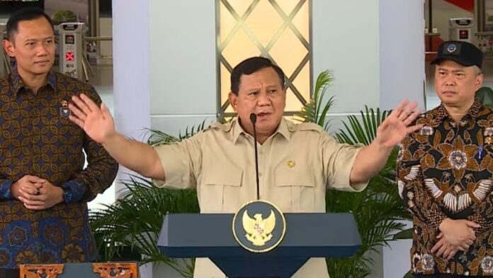 Prabowo Naik KRL - Holopis