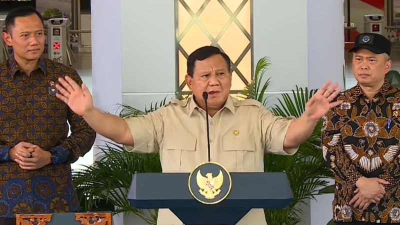 Prabowo Naik KRL - Holopis