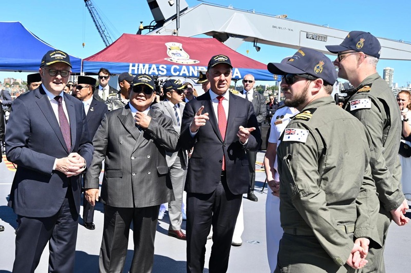 Presiden Prabowo Subianto Meninjau Kapal HMAS Canberra di Garden Island Naval Base, Australia - Holopis