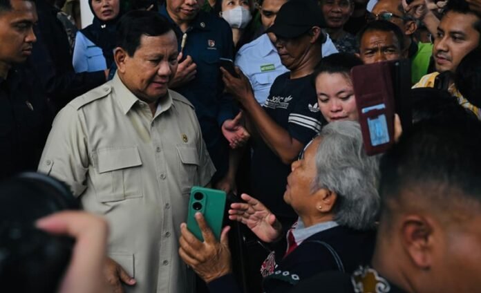 Presiden Prabowo Subianto bersapa dengan warga usai peresmian Stasiun Tanah Abang Baru