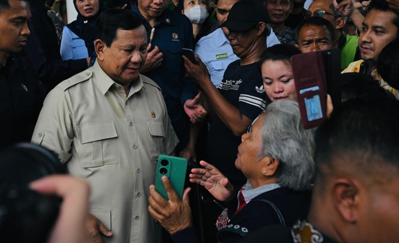 Presiden Prabowo Subianto bersapa dengan warga usai peresmian Stasiun Tanah Abang Baru