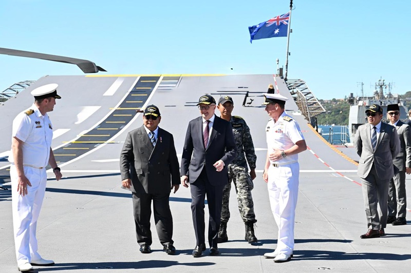 Presiden Prabowo Subianto dan PM Albanese di atas kapal HMAS Canberra, Garden Island Naval Base, Australia