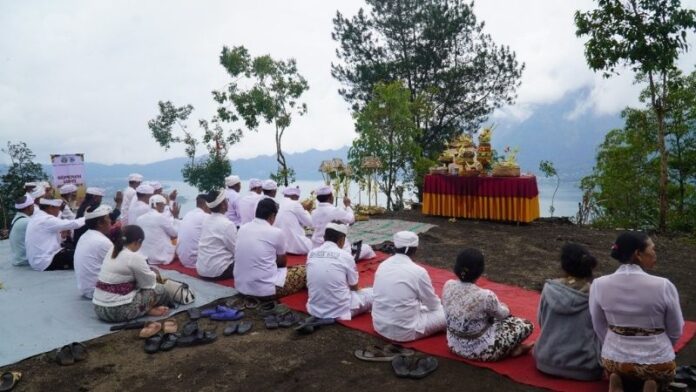 Prosesi Upacara Guru Piduka Bali - Holopis