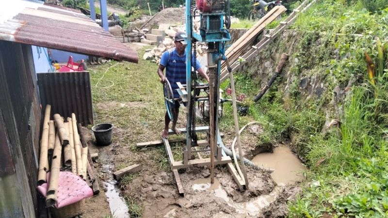 Proyek Pembangunan MCK dan Sumur Bor - Holopis