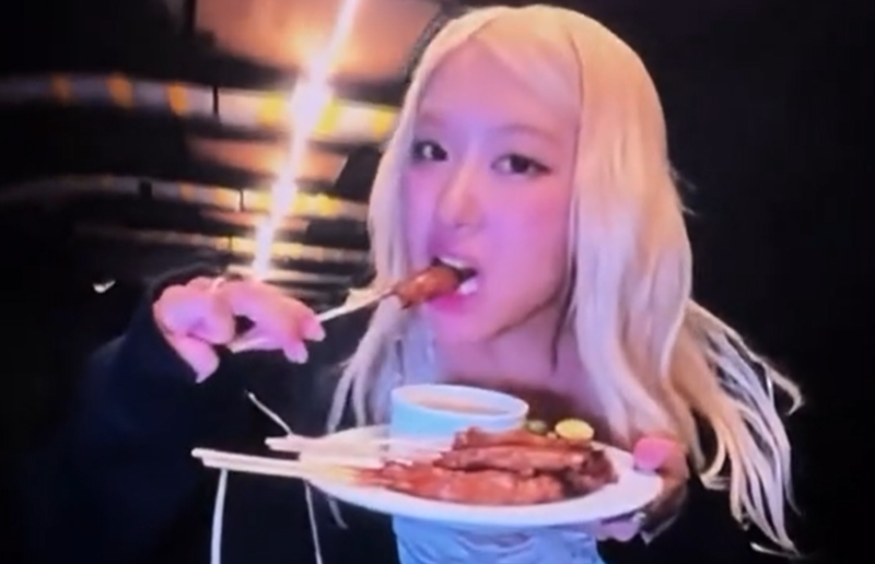 Rose makan sate