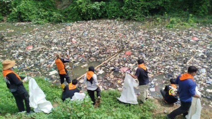 Sejumlah komunitas pecinta lingkungan membersihkan sampah di sungai Cimareleng - Holopis