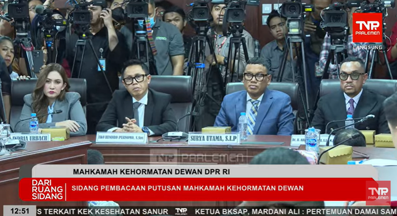 Sidang MKD yang dihadiri oleh Ahmad Sahroni dan sejumlah teradu lainnya di Senayan, Jakarta Pusat pada hari Rabu, 5 November 2025 - Holopis