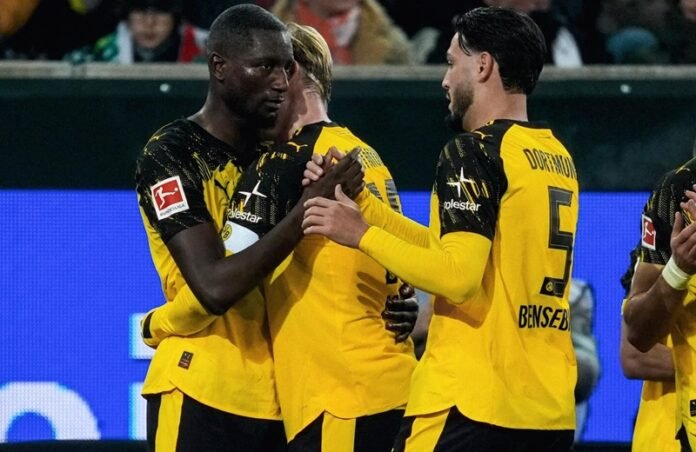 Skuad Borussia Dortmund saat selebrasi gol lawan Augsburg - Holopis