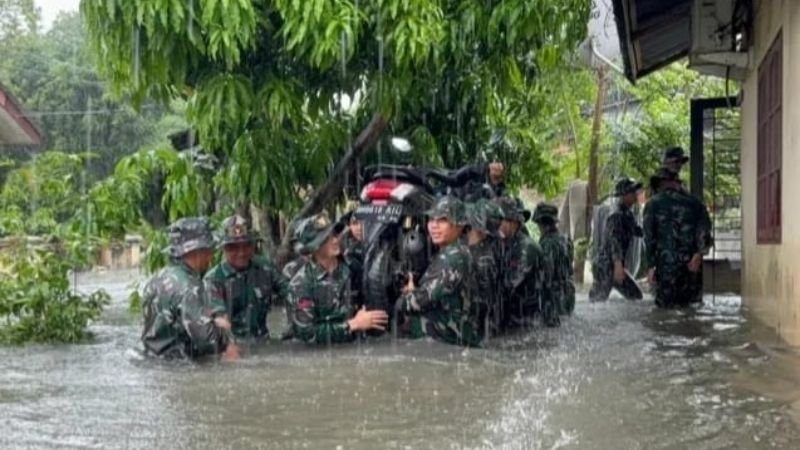 Prajurit Yonkav 6/NK gerak cepat mengevakuasi warga di Asam Kumbang, Kota Medan, Sumut._HOLOPIS