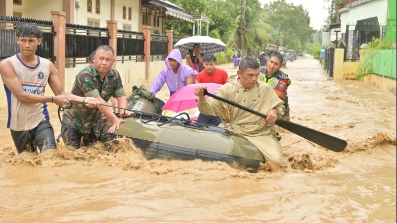 Prajurit TNI dari Kodam Iskandar Muda terjun langsung bantu warga terdampak bencana di Aceh Tengah._HOLOPIS