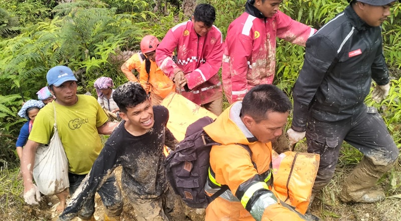 Tim SAR Gabungan mengevakuasi temuan korban terbaru di Tapanuli Utara - Holopis
