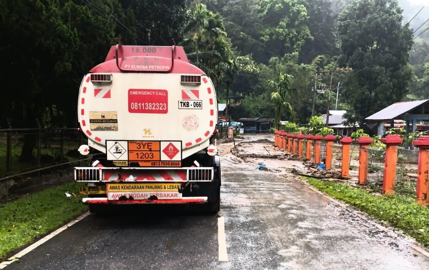 Truk Tangki Pertamina di Wilayah Banjir Sumatra - HOLOPIS