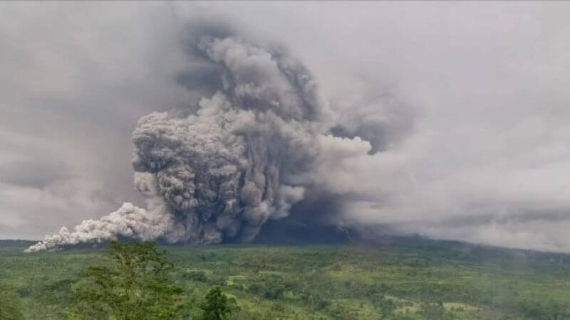 Gunung Semeru erupsi lontarkan kolom abu, Rabu sore (19/11/2025)._HOLOPIS