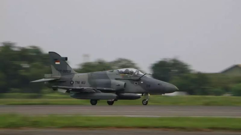 TNI AU Gelar Latihan DSAT 2025, F-16 dan Sukhoi Unjuk Kekuatan di Langit Jawa! Latihan Angkasa Yudha di Lanud Iswahjudi. HOLOPIS