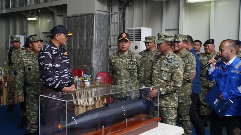 Panglima TNI Jenderal TNI Agus Subiyanto (tengah) saksikan uji penembakan torpedo Kapal Selam Otonom (KSOT)._HOLOPIS