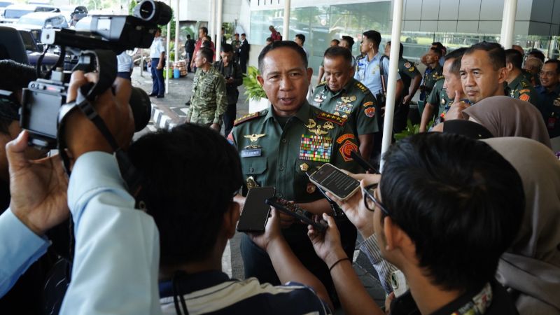 Panglima TNI Jenderal TNI Agus Subiyanto di Gedung DPR, Senayan._HOLOPIS