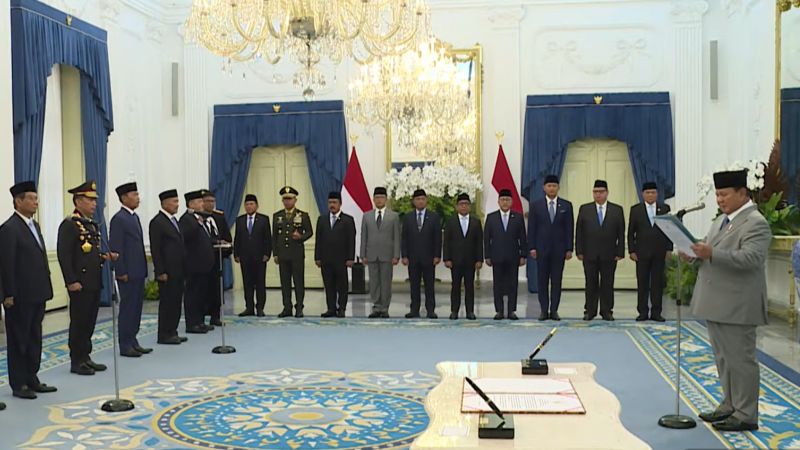 Presiden RI Prabowo Subianto melantik sepuluh anggota Komisi Percepatan Reformasi Polri._HOLOPIS
