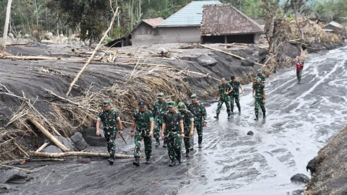 Kasdam V/Brawijaya Brigjen TNI Zainul Bahar, meninjau wilayah terdampak erupsi Gunung Semeru di Desa Supiturang, Pronojiwo, Lumajang._HOLOPIS Kasdam V/Brawijaya Brigjen TNI Zainul Bahar, meninjau wilayah terdampak erupsi Gunung Semeru di Desa Supiturang, Pronojiwo, Lumajang._HOLOPIS