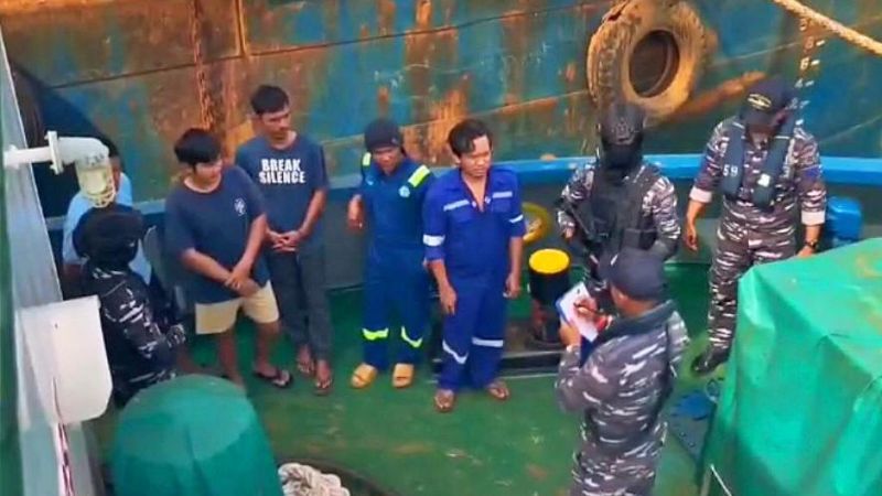 TNI AL KRI Bung Hatta (BHT)-370 amankan 2 kapal pengangkut nikel di Perairan Mandiodo, Konawe Utara._HOLOPIS