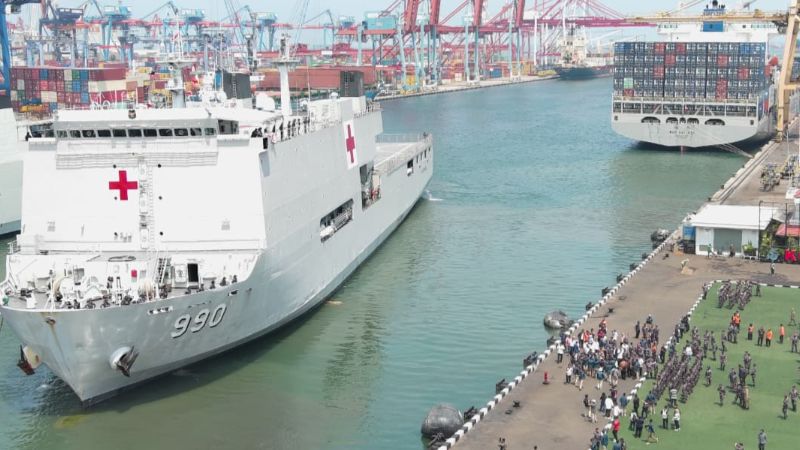 TNI AL kerahkan KRI dan helikopter untuk bantu korban bencana di Aceh, Sumut dan Sumbar._HOLOPIS