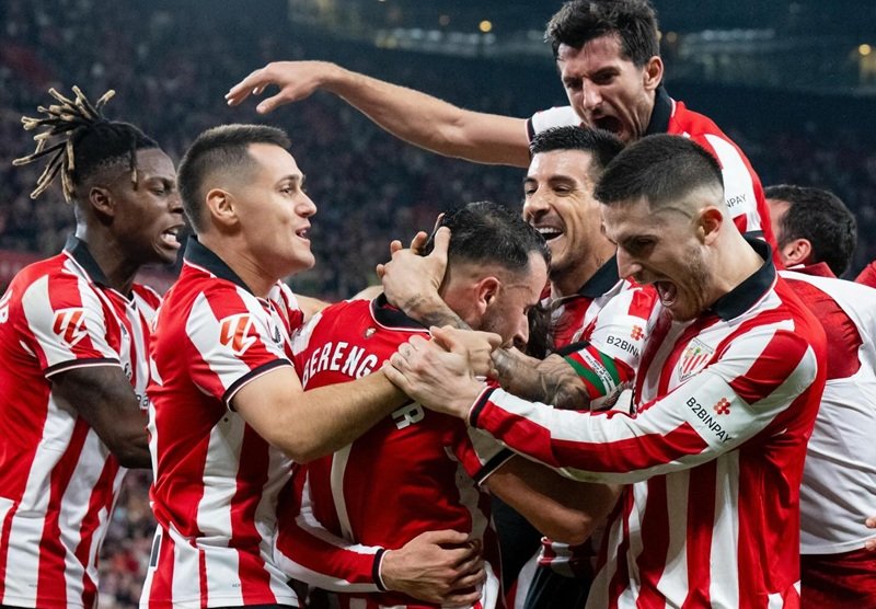 Alex Berenguer dan skuad Athletic BIlbao usai cetak gol kemenangan - Holopis